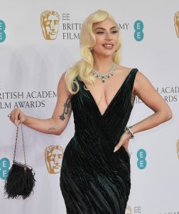 Lady Gaga en los BAFTA por "La Casa Gucci"